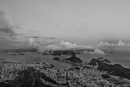 Do Corcovado vê-se Botafogo, o bairro, que lindo!